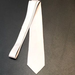 Kenneth Cole Reaction, men’s 100% silk tie, brand new, never worn, silver gray